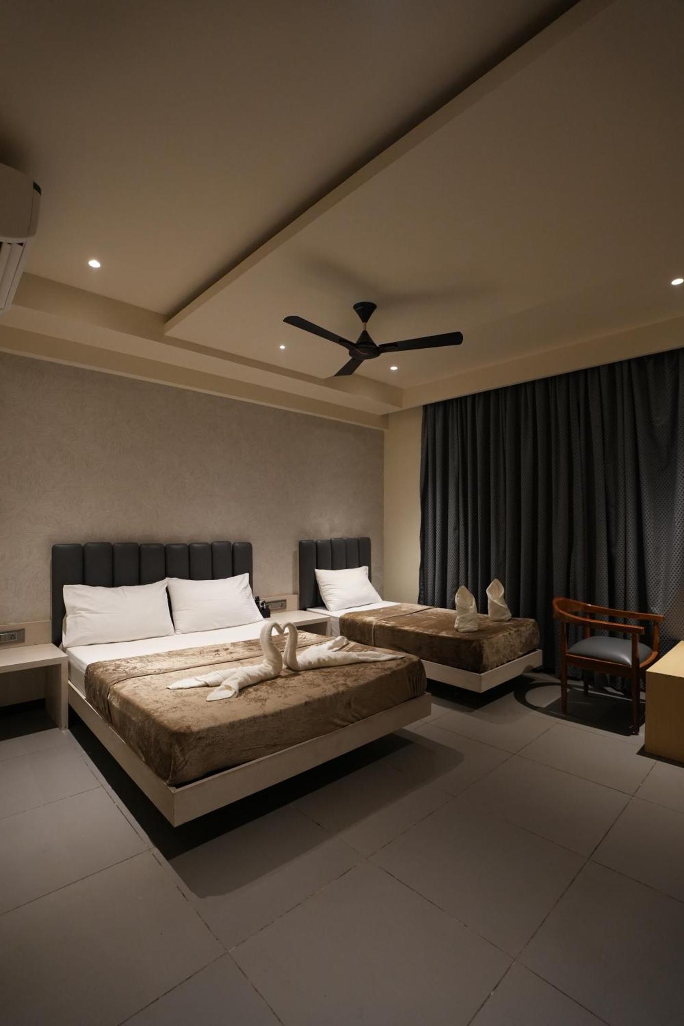 Hotel Swathi ホスペット エクステリア 写真