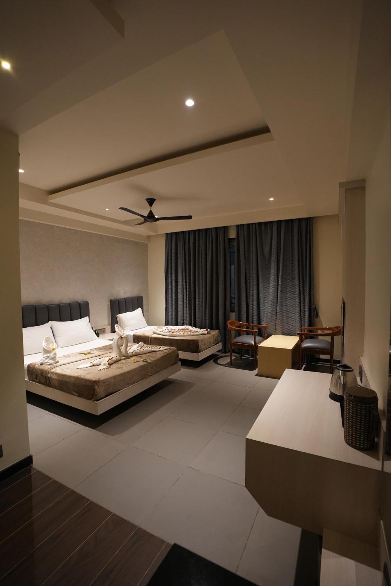 Hotel Swathi ホスペット エクステリア 写真