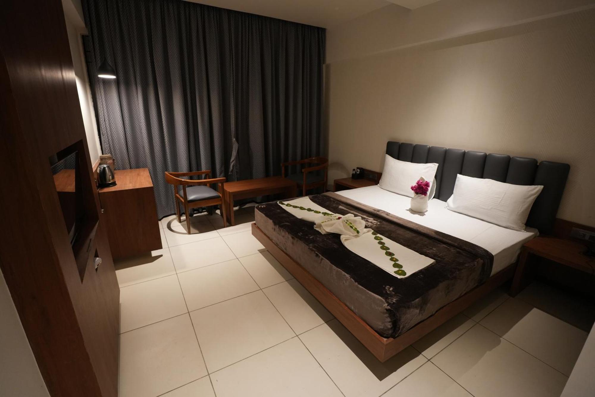 Hotel Swathi ホスペット エクステリア 写真