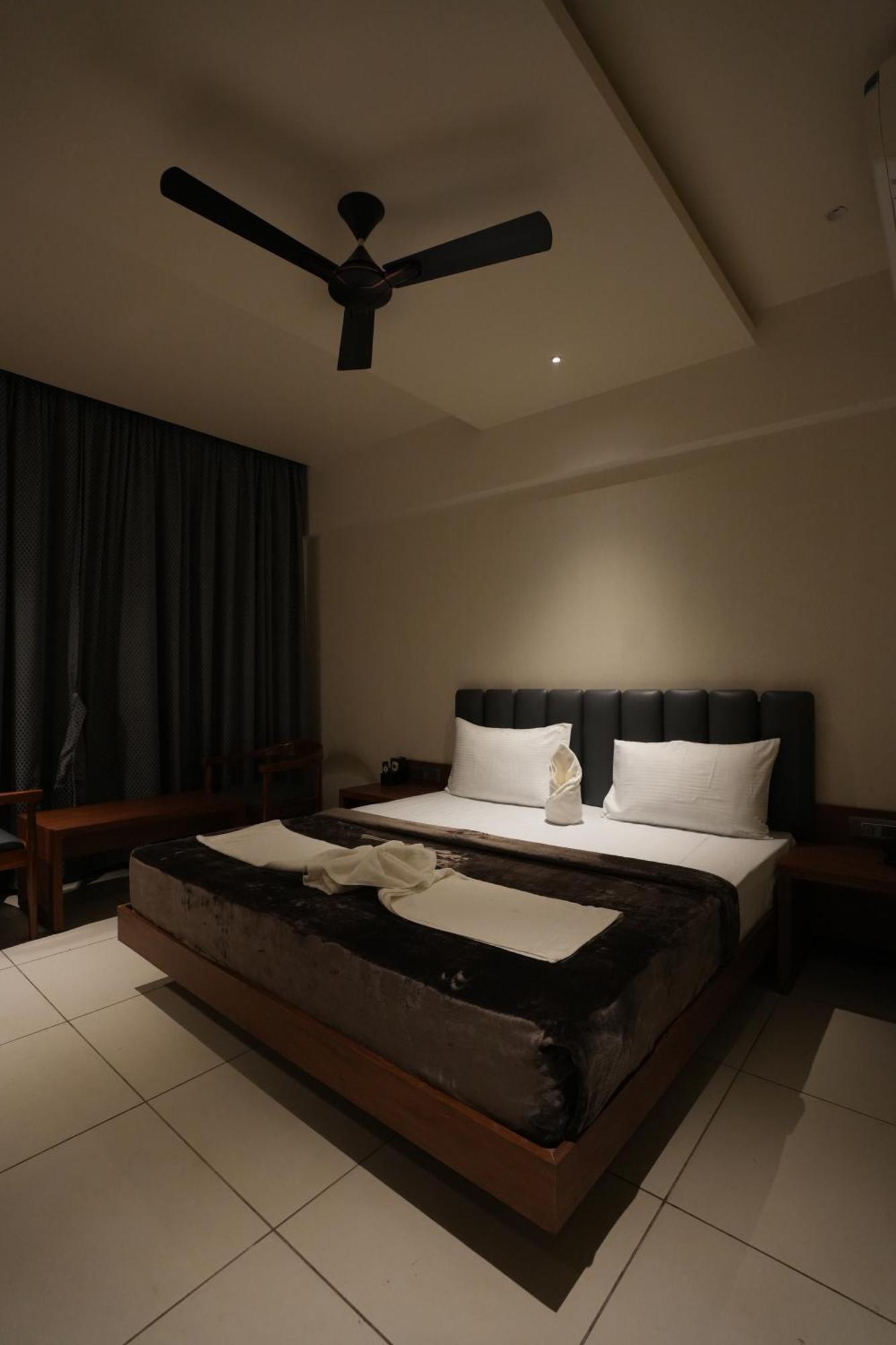 Hotel Swathi ホスペット エクステリア 写真