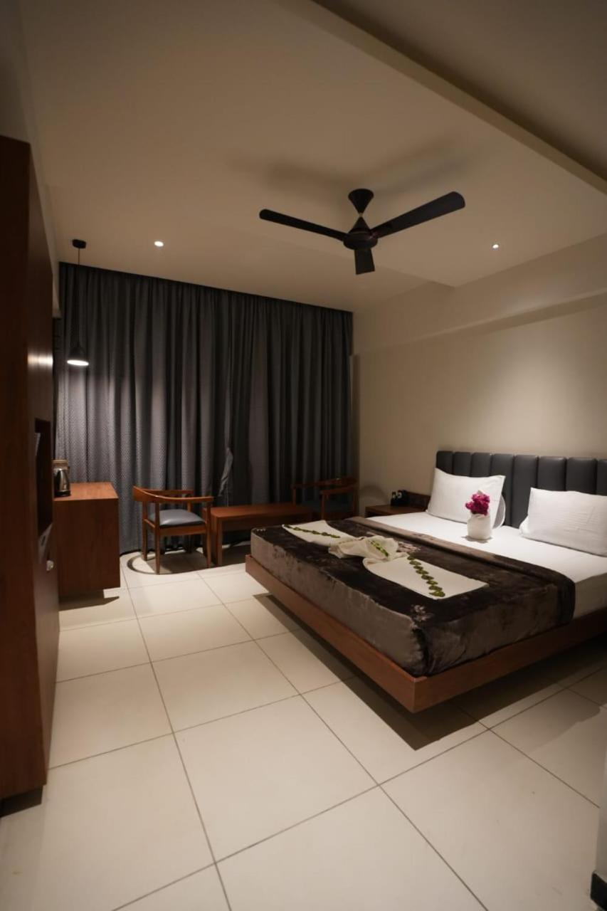 Hotel Swathi ホスペット エクステリア 写真