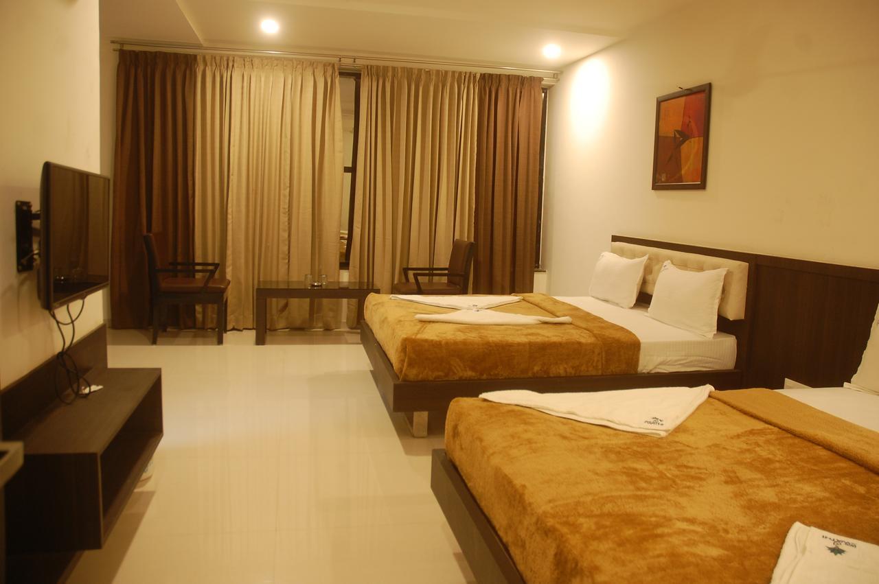 Hotel Swathi ホスペット エクステリア 写真